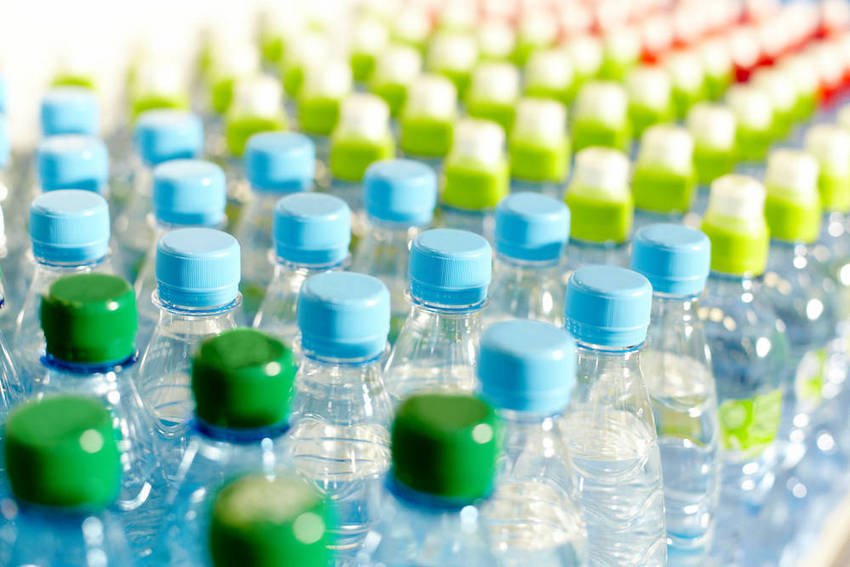 В бутилированной воде обнаружен пластик